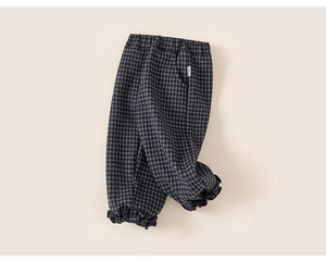 Vue détaillée du pantalon à carreaux pour enfants avec taille et bas élastiques