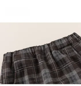 Vue détaillée de la taille élastique et de la texture polaire à carreaux du pantalon