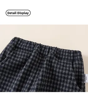 Détail du pantalon écossais épais pour enfant avec taille élastique et étiquette tissée