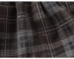 Gros plan sur la texture du tissu en laine à carreaux marron épais pour enfants