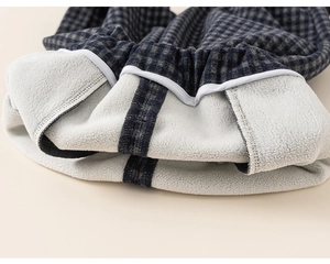 Détail du pantalon à carreaux pour enfants avec doublure en polaire chaude et taille élastique