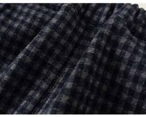 Vue détaillée du tissu à carreaux vichy bleu foncé et gris avec une texture brossée douce