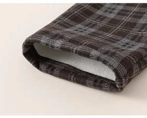 Détail de la doublure en polaire chaude et du tissu à carreaux foncés du pantalon enfant