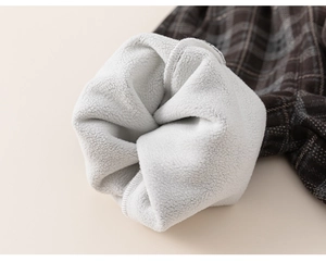 Détail de pantalon à carreaux pour enfant avec doublure en polaire blanche pour l'hiver