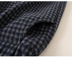 Gros plan détaillé du pantalon pour enfants à carreaux bleu et gris en laine chaude