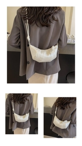 Détails du sac croissant blanc avec texture plissée et bandoulière à nœuds élégants