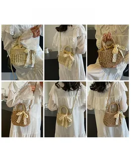 Vues détaillées du sac seau en paille pour femme avec nœud en dentelle et styles de port