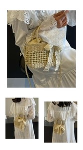 Détail du sac en paille beige avec nœud en dentelle blanche et doublure à cordon