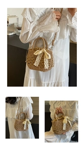 Détail du sac tressé en paille avec nœud en dentelle et doublure sur modèle