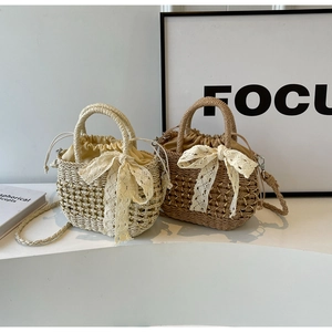 Détail de sacs en paille tressée avec nœuds en dentelle et doublure en tissu