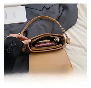 Détails sur la capacité intérieure de ce sac à bandoulière en similicuir marron avec poche zippée