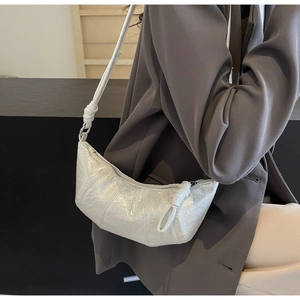 Détail du sac croissant argenté avec similicuir plissé et bandoulière nouée