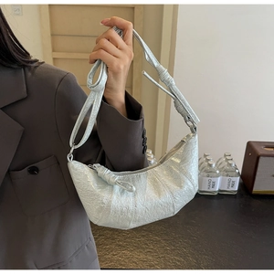 Détail du sac croissant argenté métallisé en cuir plissé avec bandoulière nouée