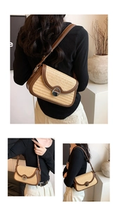 Détail de la texture tressée en paille et bordure en cuir marron d'un sac à bandoulière