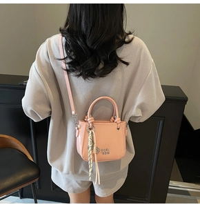 Rosa glänzende Eimertasche mit schickem Seidenschal-Accessoire und Schulterriemen