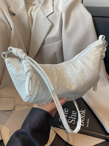 Sac croissant chic blanc en simili cuir plissé métallisé avec nœuds élégants