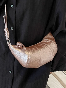 Sac croissant en bronze métallique avec texture plissée et design de nœud chic