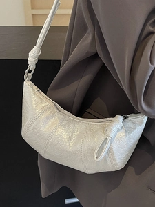 Sac à bandoulière croissant argenté chic avec texture craquelée et détails noués
