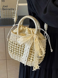Sac à main français en paille avec grand nœud en dentelle et sac intérieur à cordon
