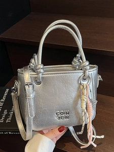 Klassische silberne PU-Leder Beuteltasche mit Knotengriffen und verstellbarem Gurt