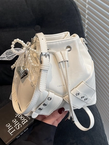 Sac seau en cuir blanc tendance avec bandoulière en perles, nœud en dentelle et cœur argenté