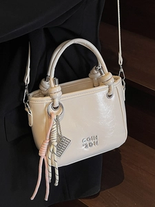 Klassische beige PU-Leder Beuteltasche mit dekorativem Knotengriff und Metalllogo
