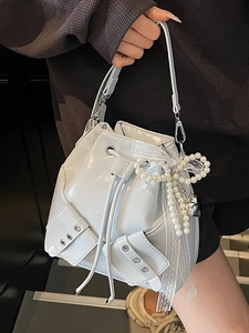 Sac seau en cuir verni bleu avec cordon de serrage et détails en dentelle perlée