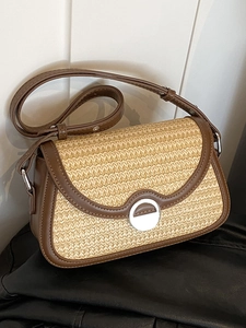 Sac bandoulière en paille tressée avec bordure en cuir marron et boucle ronde argentée