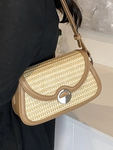 Petit sac d'épaule en paille avec garniture en cuir brun pour vacances et look décontracté