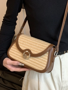 Sac bandoulière en paille avec garniture en cuir marron et boucle en métal argenté
