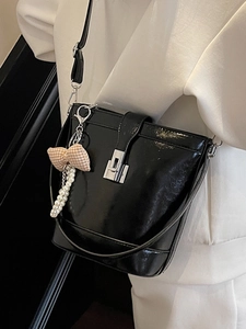 Borsa a secchiello minimalista in pelle nera lucida con chiusura argento e ciondolo a perla