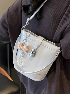Borsa a secchiello azzurra minimalista in pelle con ciondolo a fiocco e perle