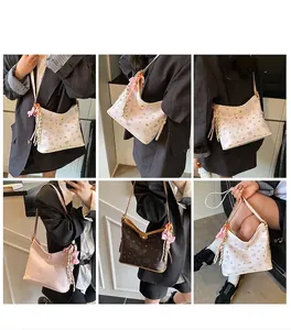 Detalle del bolso tote moderno con estampados de dibujos y lazo rosa decorativo
