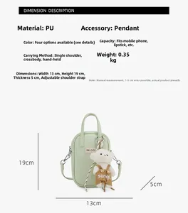 Détail montrant les dimensions et la texture de ce sac à bandoulière vert clair