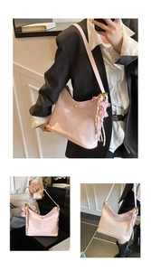 Detalle del bolso tote rosa con estampado Cinnamoroll con un lazo lindo y adorno de borla