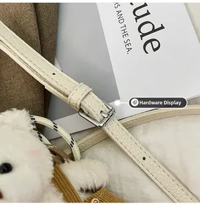Détail de la bandoulière réglable blanc cassé avec boucle ardillon en métal argenté brillant