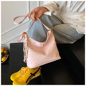Bolso tote rosa con estampados de cachorros y texto Lucky Chloe Smile con cierre de metal