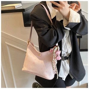 Detalle de bolso hobo rosa con estampados de perros y texto Lucky Child para mujer