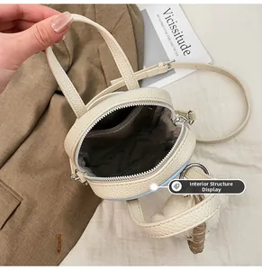 Détail de l'intérieur du mini sac en cuir litchi avec poche zippée et rangement