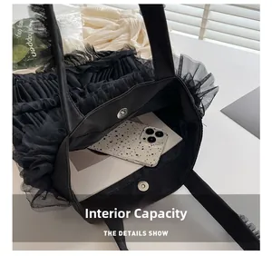 Vue détaillée de l'intérieur d'un sac cabas en tulle noir montrant sa grande capacité