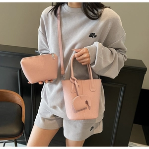 Borsa a secchiello rosa con trama litchi pochette coordinata e ciondolo a forma di elefante