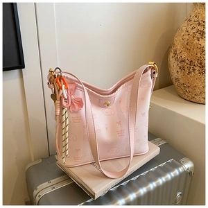 Detalle de bolso tote de cuero sintético rosa con estampado de perro y lazos