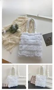 Détail montrant les couches de dentelle plissée blanche et de tulle sur ce sac fourre-tout