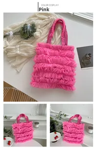 Vue détaillée du sac cabas en tulle rose avec volants superposés et bandoulière souple