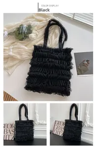 Vue détaillée du sac cabas en mesh noir à volants avec des textures plissées douces
