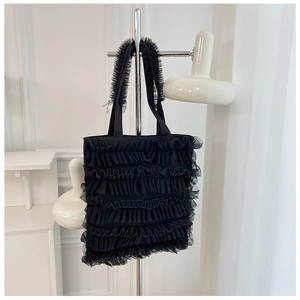 Détail des volants en tulle noir sur ce sac cabas élégant au style décontracté US