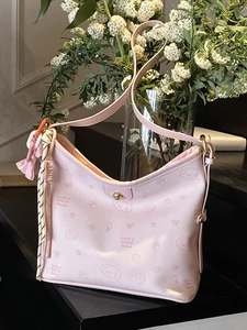 Bolso de hombro rosa de cuero con estampados animados y cordón decorativo a rayas