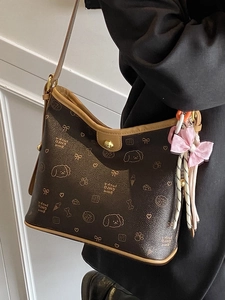 Bolso bajo el brazo marrón vintage con estampados de cachorros y lazo rosa