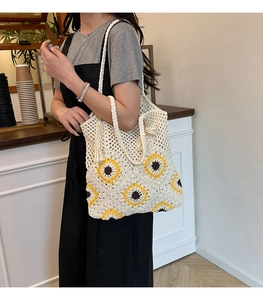 Détail du sac fourre-tout tissé au crochet à la main avec motifs tournesols et glands