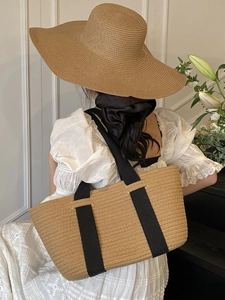 Bolso tote de paja de verano con correas negras y sombrero de sol a juego para vacaciones